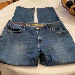 Lee Jeans, Extreme Motion, Dark Wash, straight fit tapered leg. 40 x 32